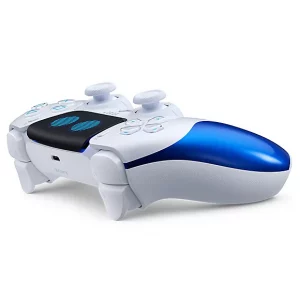 Manette DualSense édition limitée ASTRO BOT, avec des accents bleus et un design inspiré du jeu