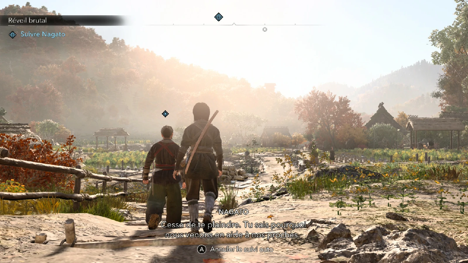 Nagato et Naoé marchent dans un village japonais brumeux dans Assassin's Creed Shadows
