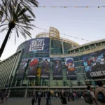 Façade de l'Anaheim Convention Center pavoisée aux couleurs de la BlizzCon, visiteurs devant l'entrée