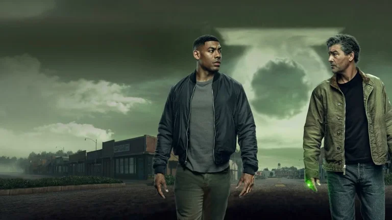 John Stewart et Hal Jordan dans une rue déserte sous une tornade verte, série Lanterns de HBO