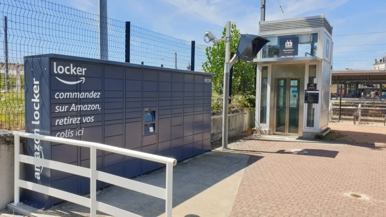 Un casier automatique Amazon installe dans une gare francaise