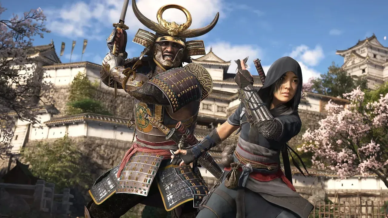 Yasuke en armure de samouraï et Naoe encapuchonnée devant un château japonais en fleurs, dans Assassin's Creed Shadows