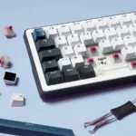 Clavier The G-Lab Keyz Elite 200 avec quelques touches et switchs retirés, extracteur posé à côté