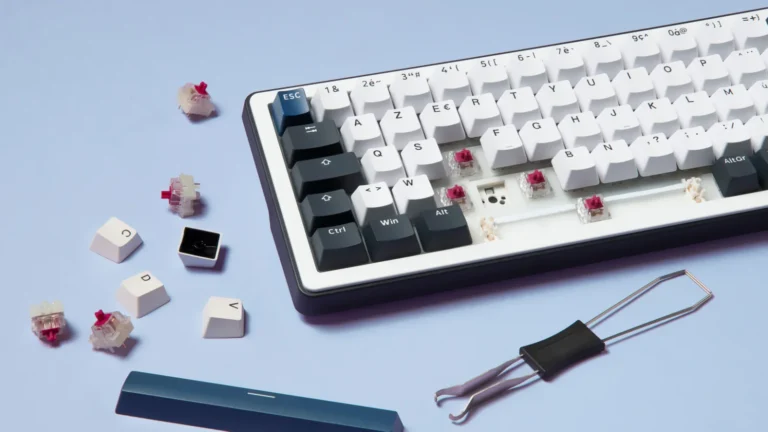 Clavier The G-Lab Keyz Elite 200 avec quelques touches et switchs retirés, extracteur posé à côté