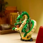 Le set LEGO Dragon Ball Shenron et Goku (11390) posé sur une étagère