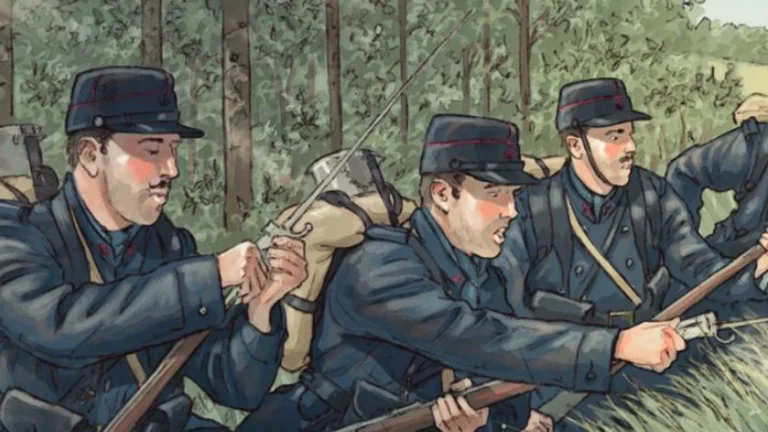 Trois fantassins français de 1914 en capote bleue progressant en lisière de bois, illustration de Montmiral
