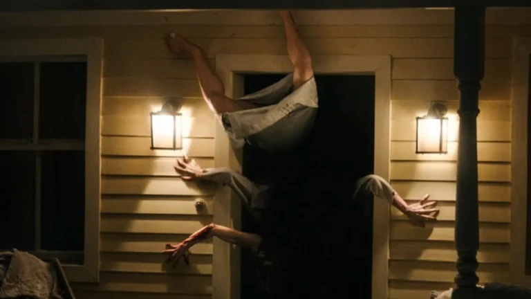 Un porche eclaire la nuit, extrait du film Resident Evil de Zach Cregger