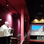 La salle rouge du cinema Eden-Theatre de La Ciotat et son ecran