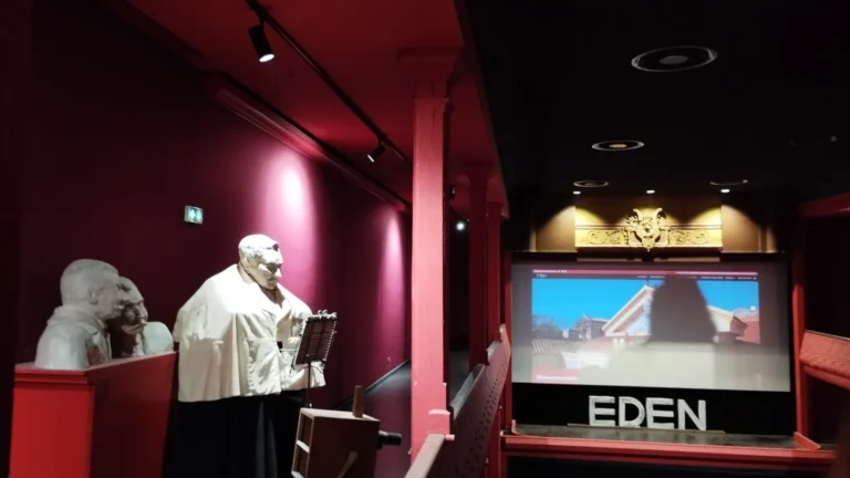 La salle rouge du cinema Eden-Theatre de La Ciotat et son ecran