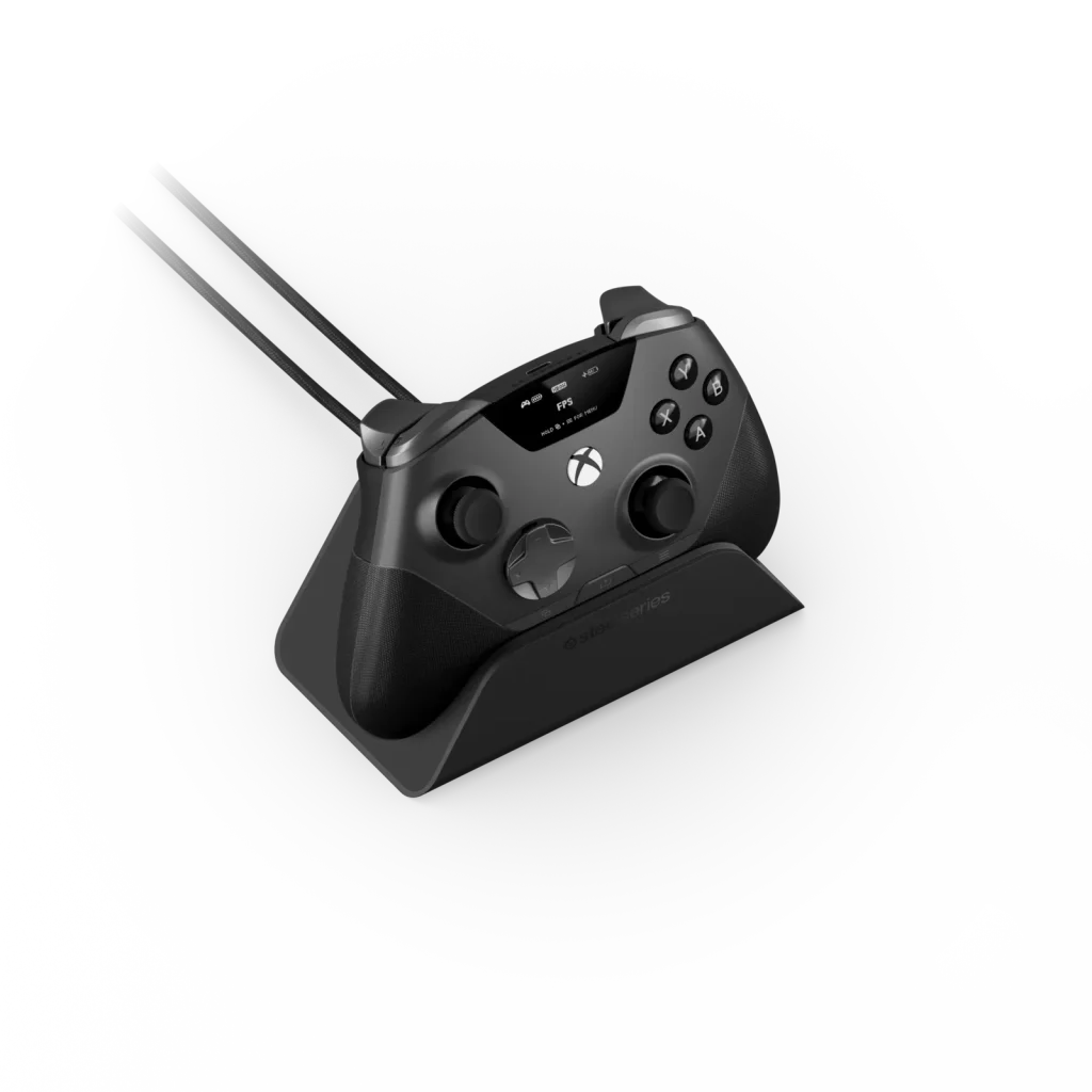 La manette SteelSeries Aeon Pro sur son dock de recharge à deux batteries