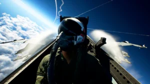 Ace Combat 8: Wings of Theve : un pilote dans son cockpit au-dessus des nuages