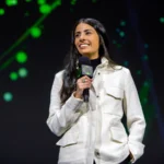 Asha Sharma, PDG de Xbox, micro en main sur scène