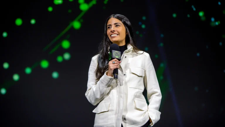 Asha Sharma, PDG de Xbox, micro en main sur scène