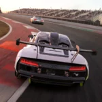 Assetto Corsa EVO : une voiture de course en piste au coucher du soleil