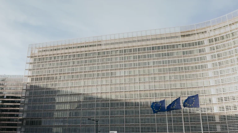 Façade du Berlaymont et drapeaux européens devant la Commission européenne