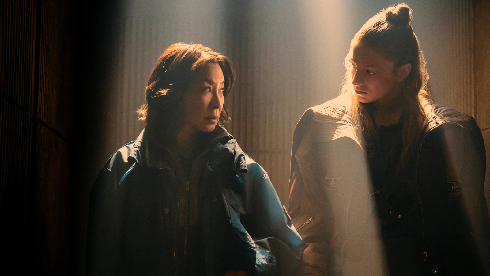 Michelle Yeoh et Hunter Schafer dans la série Blade Runner 2099