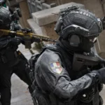 Call of Duty: Modern Warfare 4 : deux soldats en tenue tactique mettent en joue