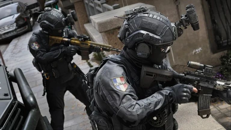 Call of Duty: Modern Warfare 4 : deux soldats en tenue tactique mettent en joue