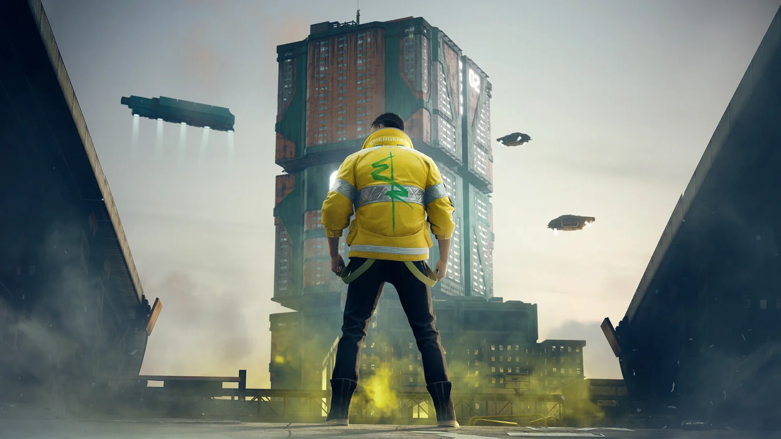 Cyberpunk 2077 : V, veste jaune, face aux tours de Night City