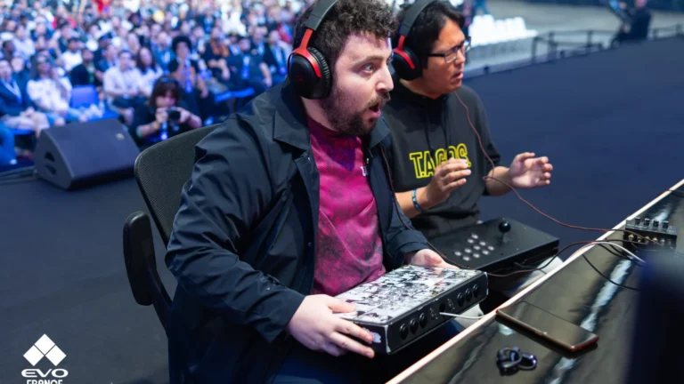 Deux joueurs en match sur stick arcade pendant l'Evo France 2026 à Nice