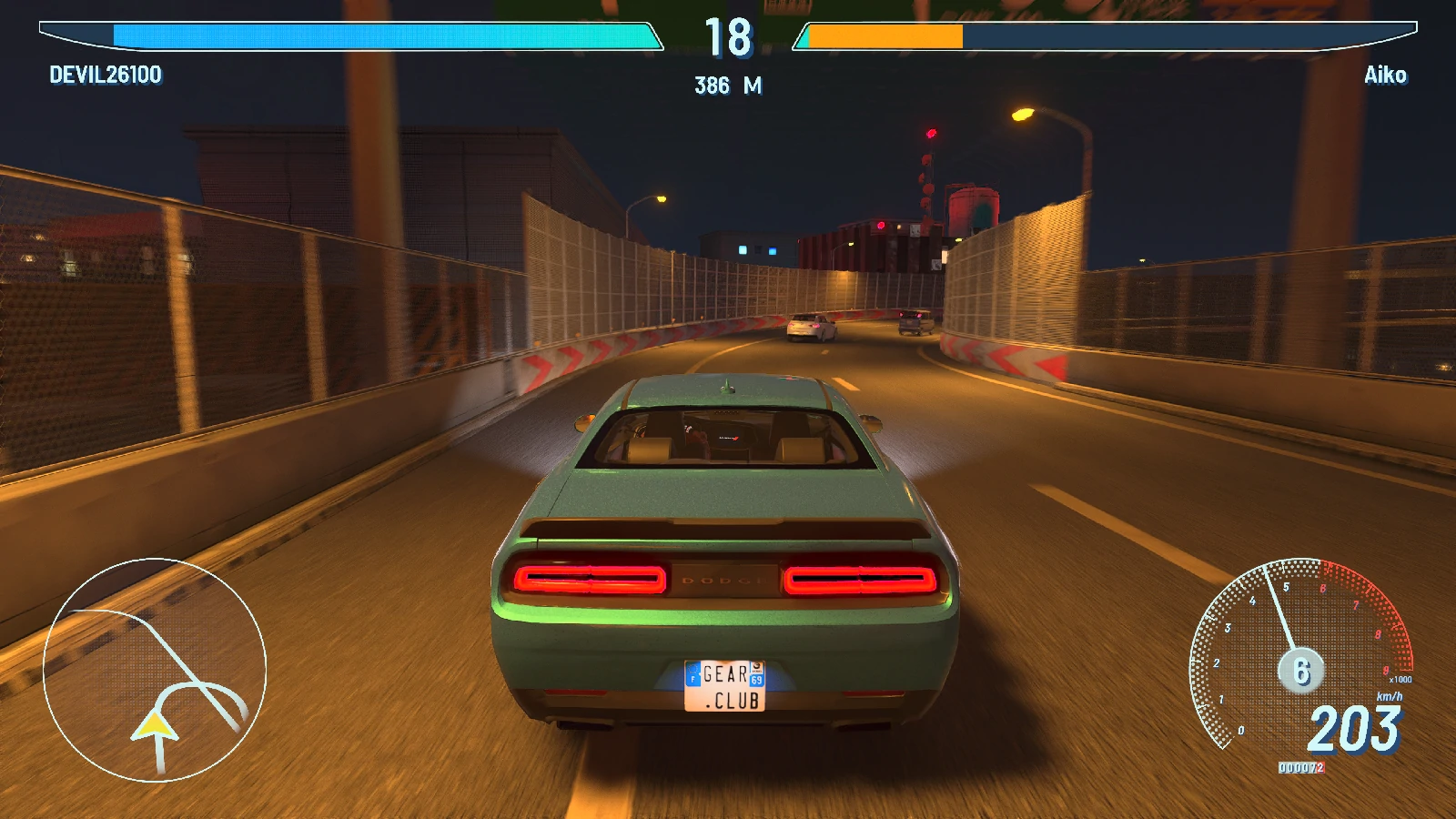 Une Dodge Challenger en duel de nuit sur l'autoroute en mode Highway Rush dans Gear.Club Unlimited 3