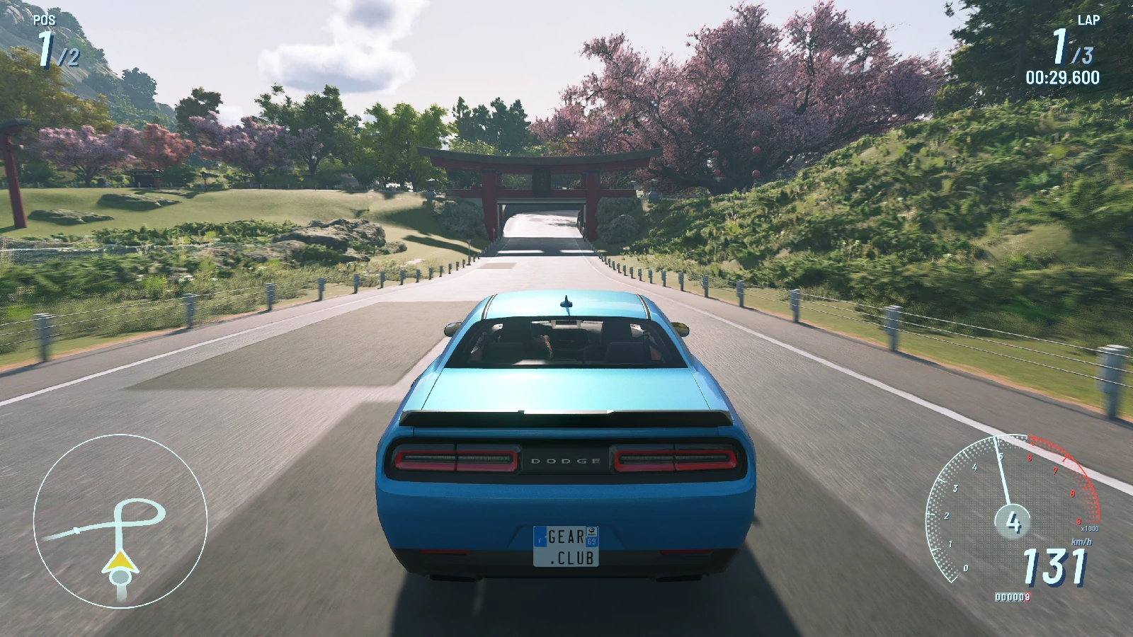 Une Dodge Challenger bleue roule vers un torii au Japon dans Gear.Club Unlimited 3