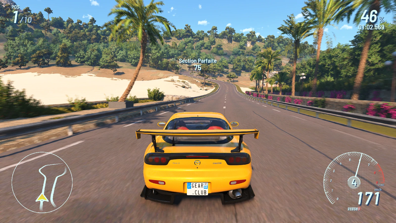 Une Mazda RX-7 jaune sur une route bordée de palmiers de la côte méditerranéenne dans Gear.Club Unlimited 3