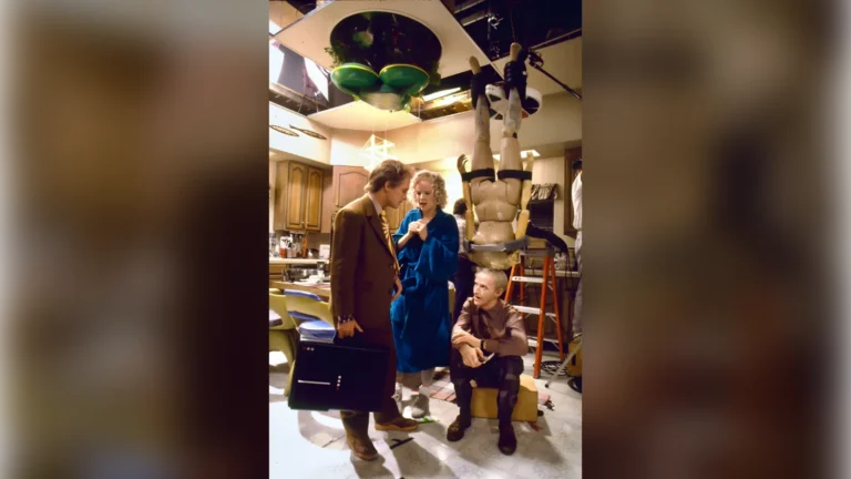 Michael J. Fox et Lea Thompson debout, Jeffrey Weissman assis sous le mannequin suspendu, sur le plateau de la cuisine des McFly en 2015