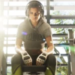 GTA VI : Lucia Caminos assise dans une salle de sport, casque sur les oreilles