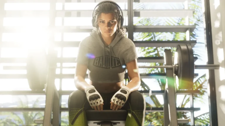 GTA VI : Lucia Caminos assise dans une salle de sport, casque sur les oreilles