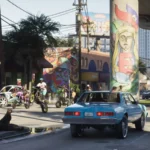 Grand Theft Auto VI : une voiture ancienne bleue dans une rue de Vice City, sous une voie rapide