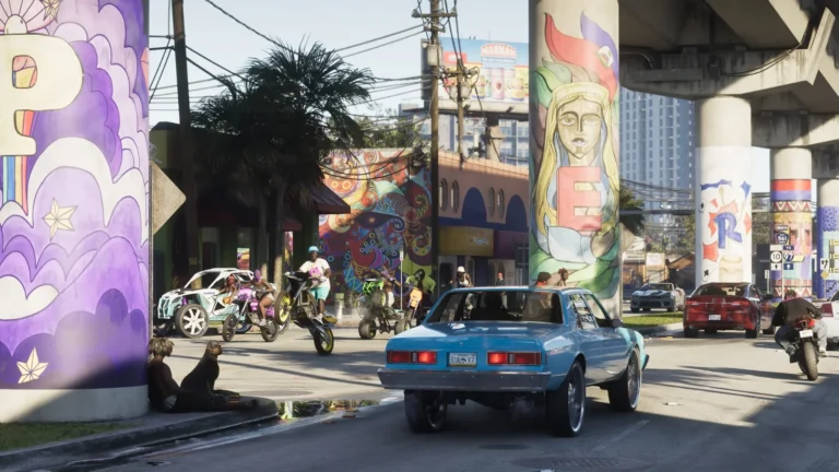 Grand Theft Auto VI : une voiture ancienne bleue dans une rue de Vice City, sous une voie rapide