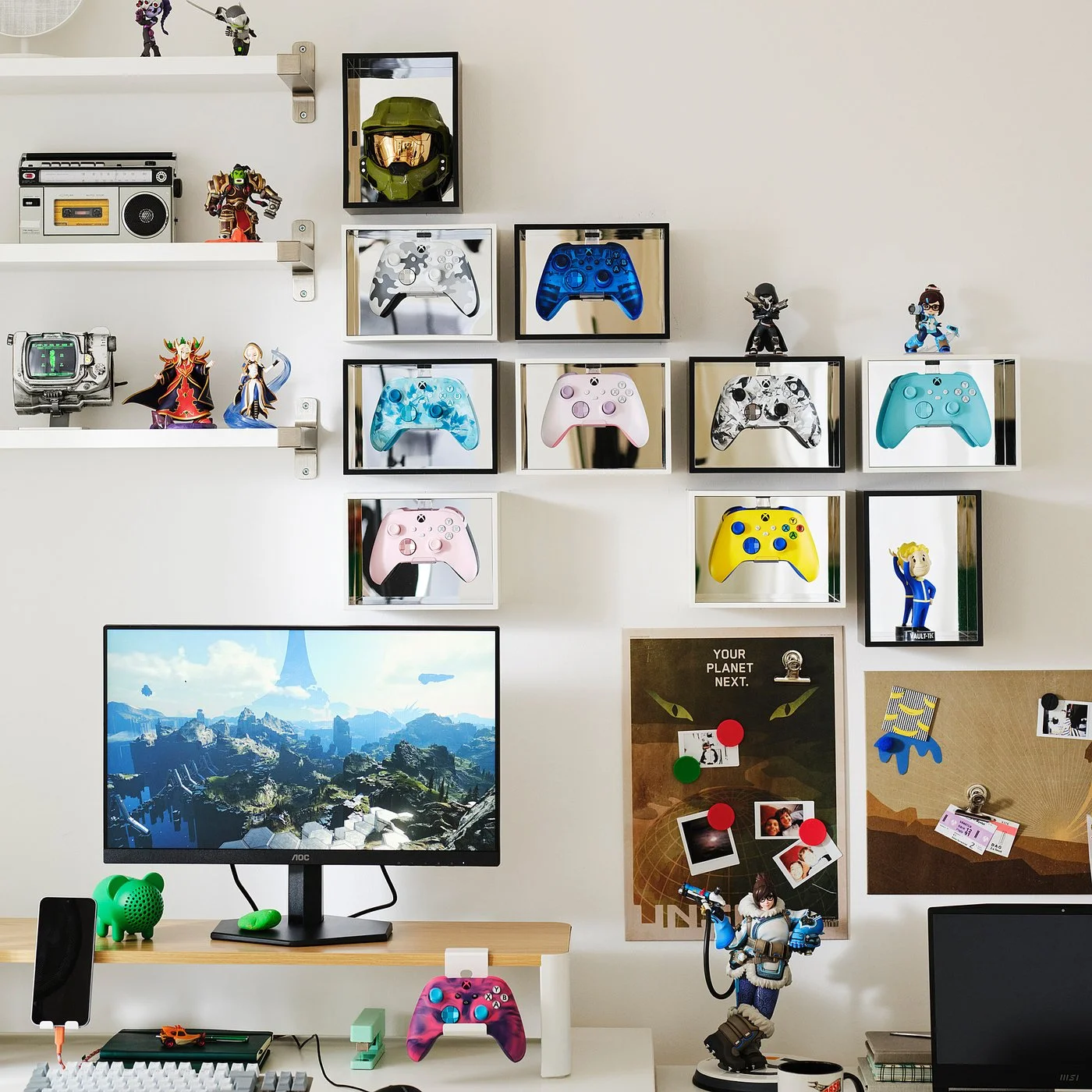 Le rangement expo avec manette, au milieu d’un mur de collection, collection IKEA et Xbox YXSTABY
