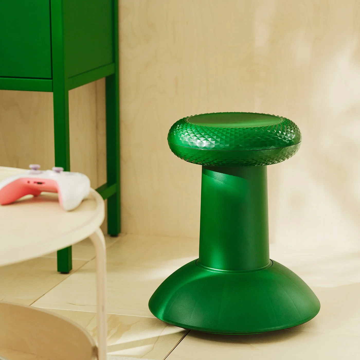 Le tabouret en forme de stick analogique, version verte, collection IKEA et Xbox YXSTABY