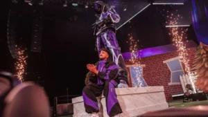 Inoxtag sur scène devant la statue de son skin Fortnite