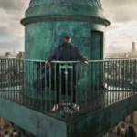 Omar Sy en Assane Diop au sommet de la colonne Vendôme dans Lupin
