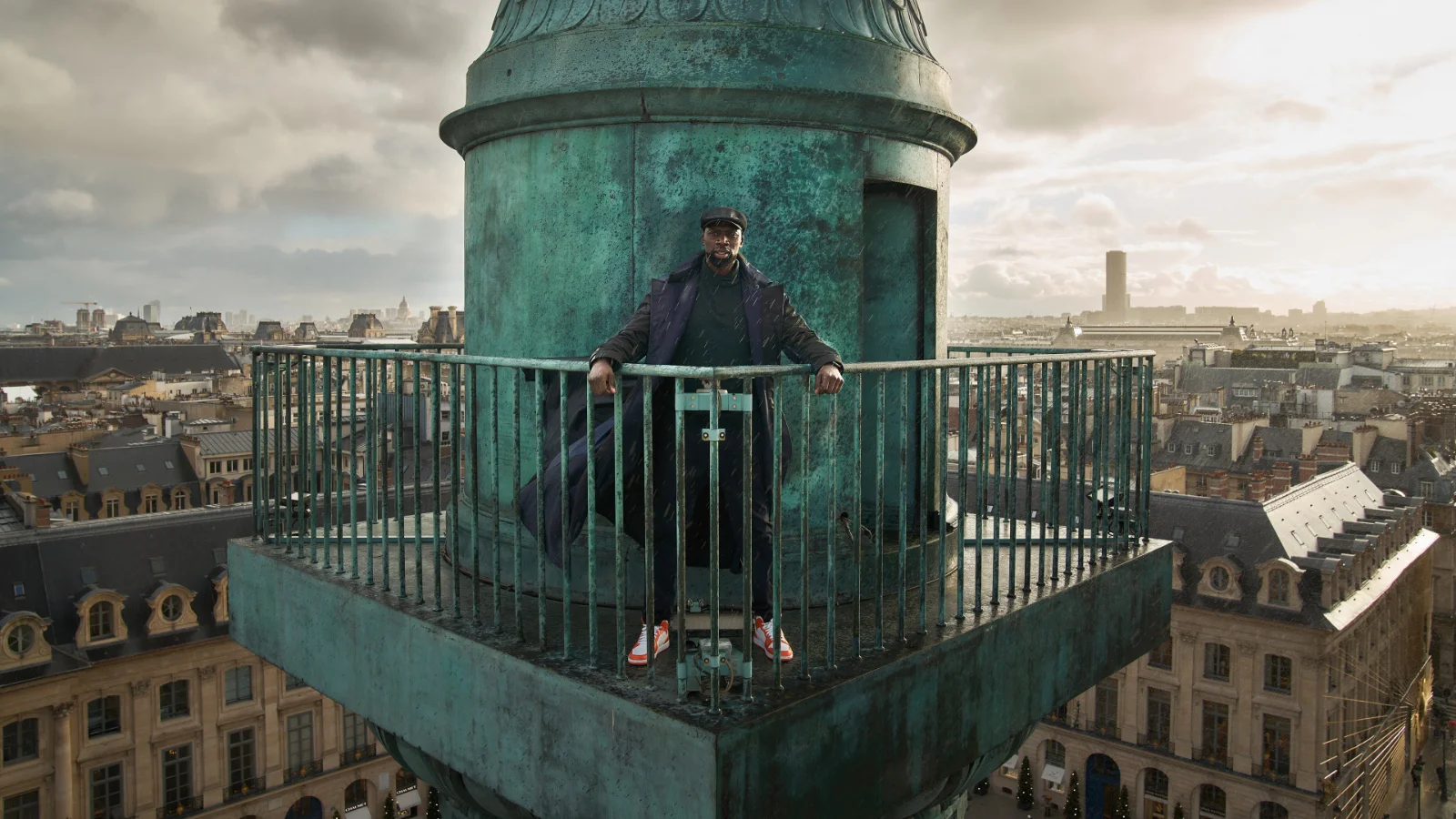 Omar Sy en Assane Diop au sommet de la colonne Vendôme dans Lupin