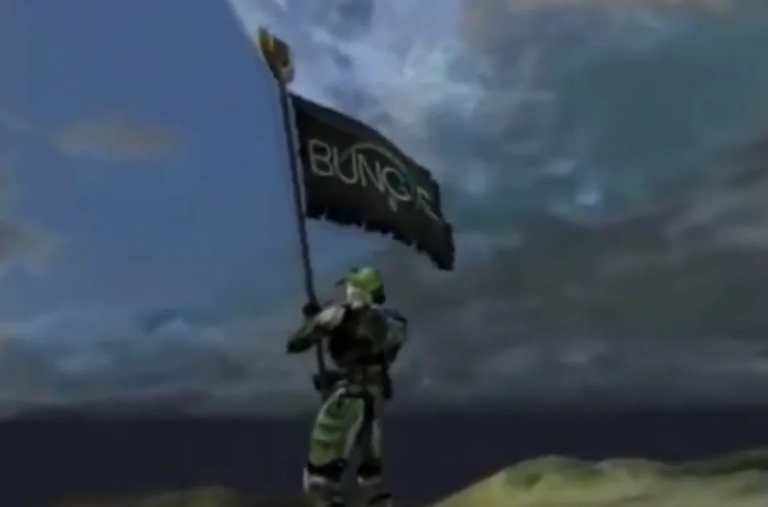Fin de la démo de Halo de 1999, un Spartan agite un drapeau Bungie