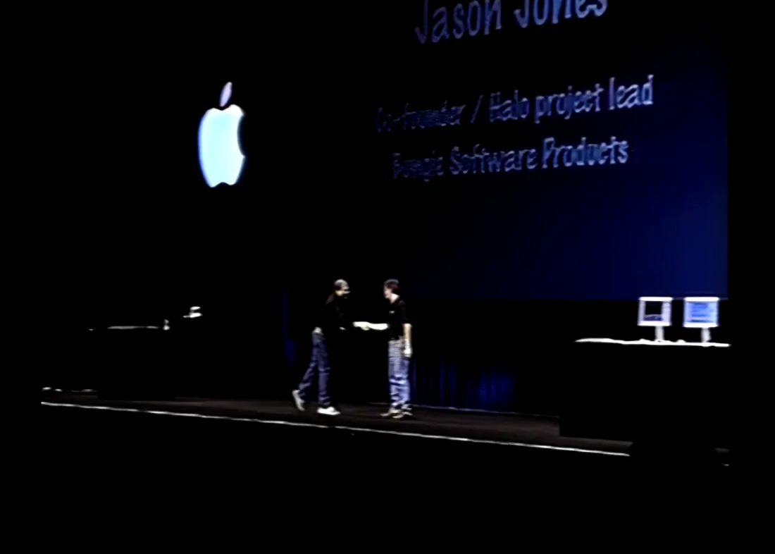 Steve Jobs accueille Jason Jones sur la scène de la Macworld Expo 1999