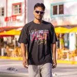 Un modèle porte un tee-shirt de la collection Vice City du Miami Heat sur Ocean Drive