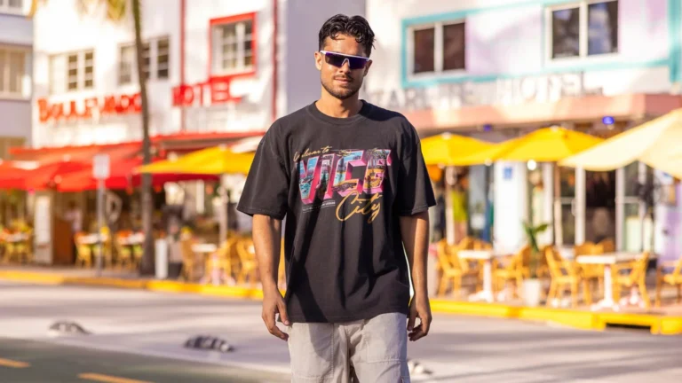 Un modèle porte un tee-shirt de la collection Vice City du Miami Heat sur Ocean Drive