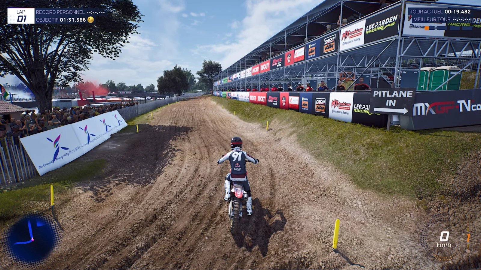 Une piste creusée d'ornières au départ d'un tour dans MXGP 26