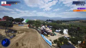 Un pilote en plein saut sur un circuit de MXGP 26