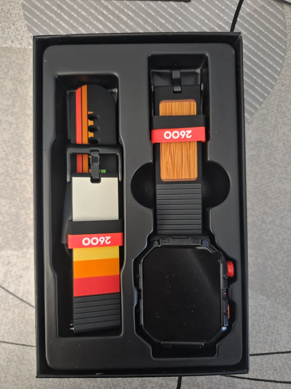 Le contenu de la boîte de la My Play Watch Atari 2600, avec deux bracelets aux couleurs de la console