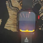 La My Play Watch Atari 2600 avec une partie de Missile Command à l'écran