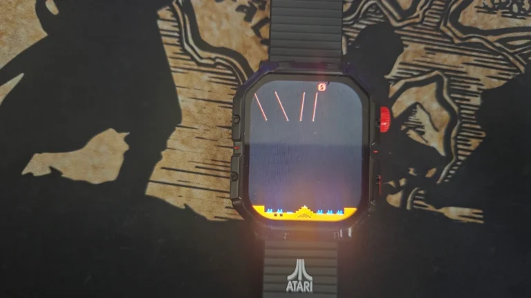 La My Play Watch Atari 2600 avec une partie de Missile Command à l'écran