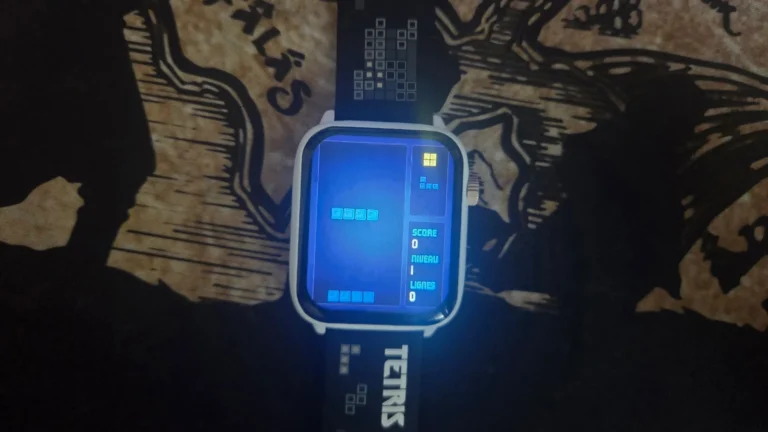 La My Play Watch Tetris avec une partie de Tetris à l'écran