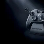 La manette Nacon Revolution 5 Unlimited pour PS5 et sa station de charge