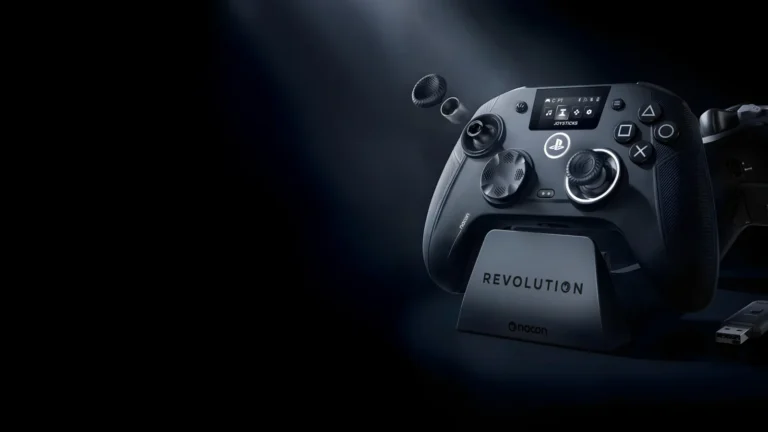 La manette Nacon Revolution 5 Unlimited pour PS5 et sa station de charge