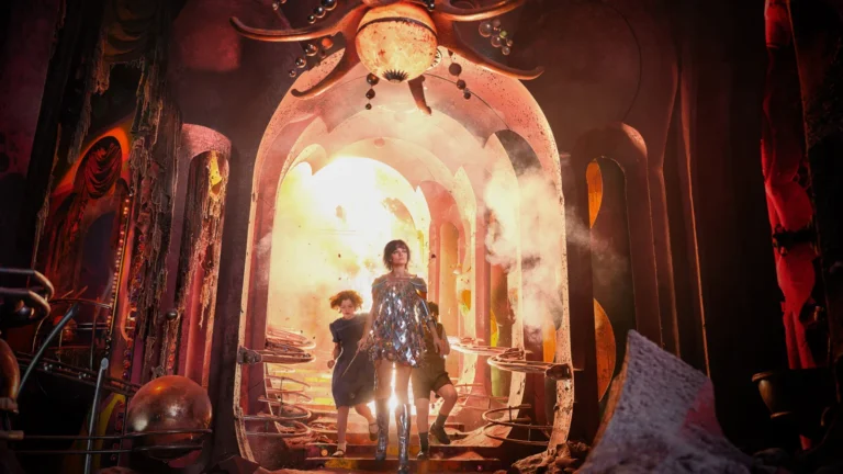 Narnia : Le Neveu du magicien, deux enfants dans un atelier encombré éclairé par une lumière dorée